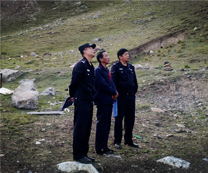 興?？h公安局治安大隊(duì)到銅鑫公司例行安全專項(xiàng)檢查